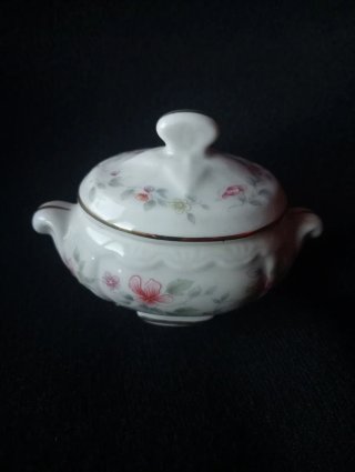 Sopera pequeña de porcelana