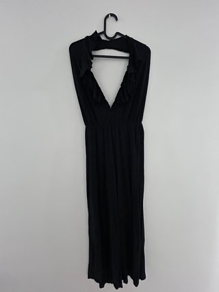 Mono Negro con Escote y Volantes