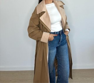 Gabardina Beige con Doble Cuello y con la etiqueta