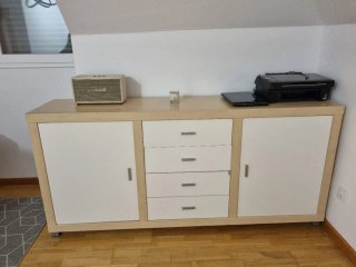 Aparador de madera beige y blanco