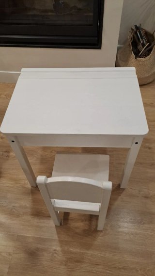 Escritorio y silla infantil de IKEA modelo Sundvik