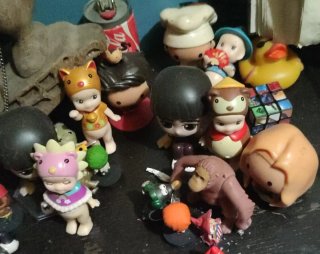 Lote de 12 figuras y muñecos variados