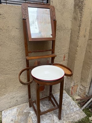 Palanganero antiguo de madera con espejo