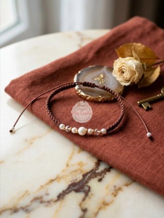 Pulsera de hilo marrón con perlas