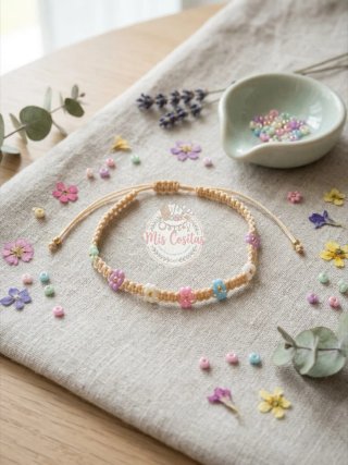 Pulsera de hilo con cuentas de flores
