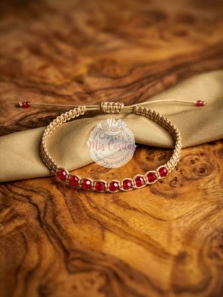 Pulsera de hilo beige con cuentas rojas