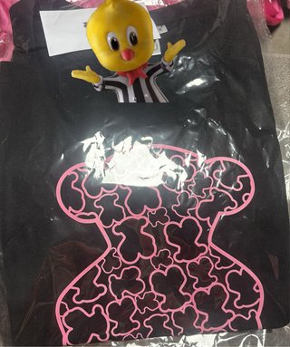Camiseta Negra con Estampado Rosa