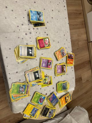 Lote 750 Cartas Pokémon con Maletín