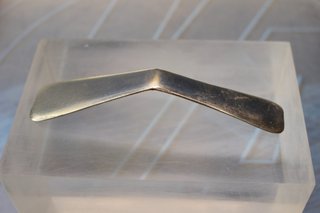 Antiguo depresor lingual de acero. Depresor para la lengua. Mediados s.XX.