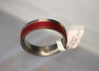 Anillo de acero bicolor: plata y rojo. 20 mm, talla 23.