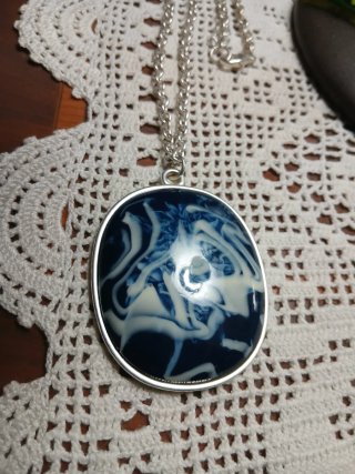 Collar con colgante ovalado