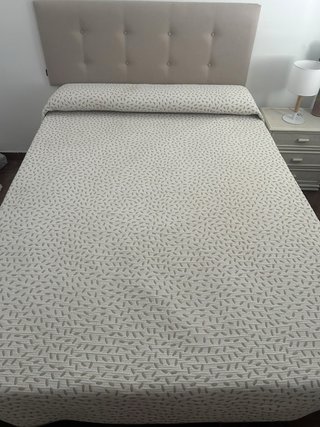 Cama de matrimonio con colchón y somier de láminas