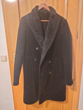 Abrigo de cotelé negro (Zara)