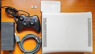 Consola Xbox 360 con mando y juegos