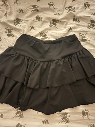Falda negra con volantes