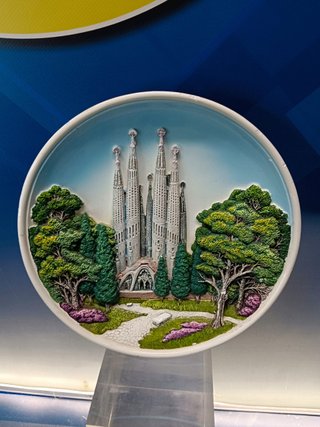 Plato decorativo, en relieve LA SAGRADA FAMILIA , GAUDI -FABRICADO POR FORNES Y SANCHIS