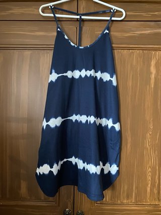 Vestido de verano azul y blanco