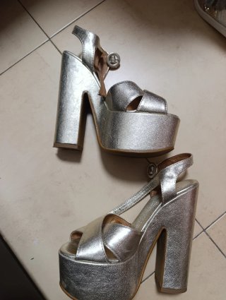 Zapatos de tacón con plataforma plateados