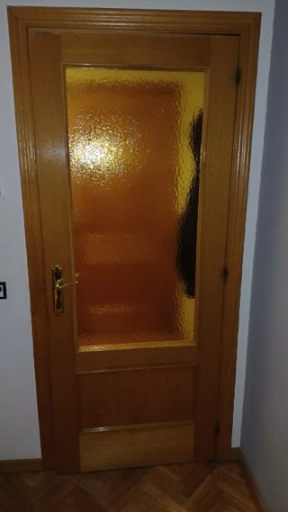 Puerta de madera con cristal