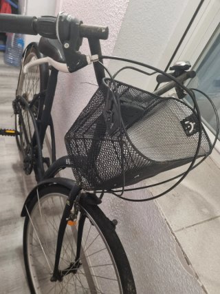 Bicicleta de paseo negra con cesta