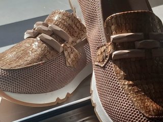 Zapatos tipo mocasín beige