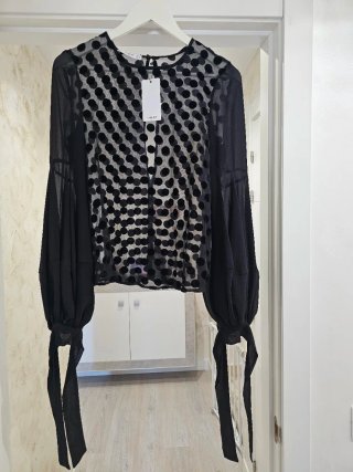 Blusa Negra con Lunares Zara