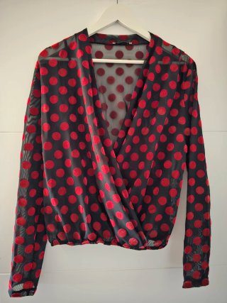 Blusa de lunares roja y negra zara