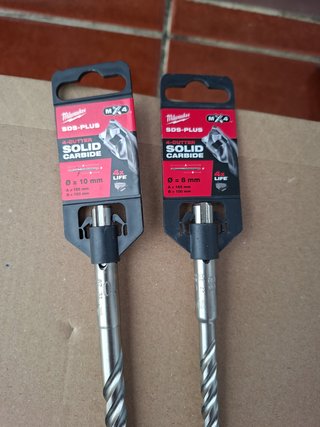 Set de: Maza, Cortafrío y dos brocas Milwaukee