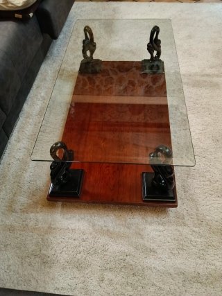 Mesa de centro con sobre de cristal con figuras.