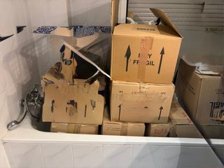 Lote de ropa variada en 6 cajas