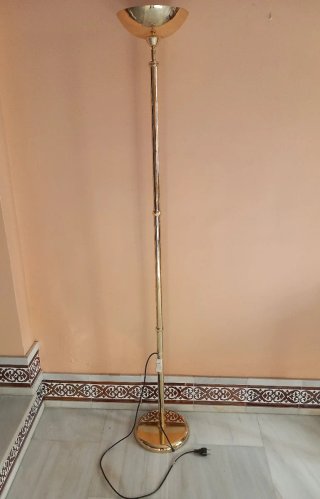 Lámpara de pie metálica dorada