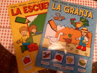 2 libros de "Pega, dibuja, escribe y colorea en.."