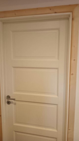 Puerta Blanca con Marco de Madera