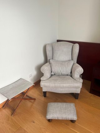 Sillón con Reposapiés y Taburete