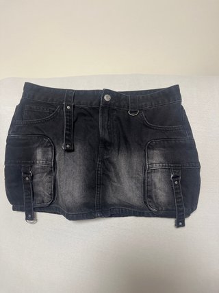 Minifalda negra estilo cargo