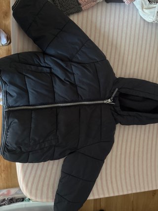 Abrigo acolchado negro para niño