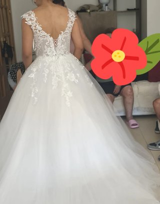 Vestido novia blanco corte princesa, velo y cancan