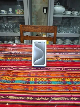Caja iPhone 15 Pro blanco