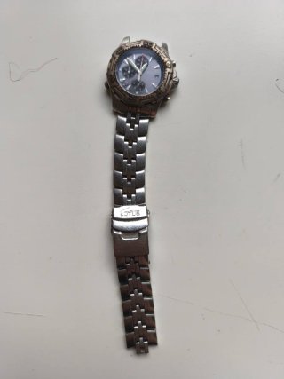 Reloj de pulsera plateado