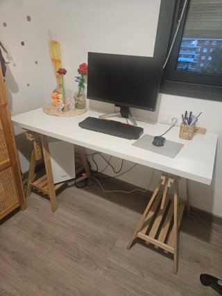 Escritorio IKEA con caballetes