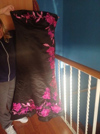 Vestido de fiesta negro con flores bordadas