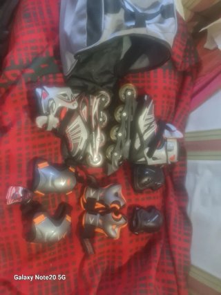 Patines en línea con set de protecciones