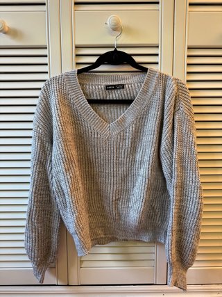 Jersey de punto gris con cuello de pico