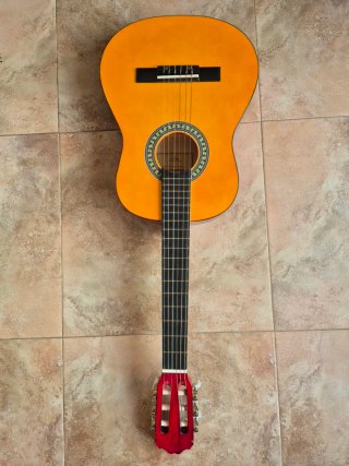 Guitarra clássica NUEVA + FUNDA.