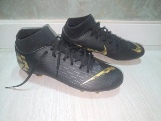 Botas de fútbol Nike Mercurial negras y doradas