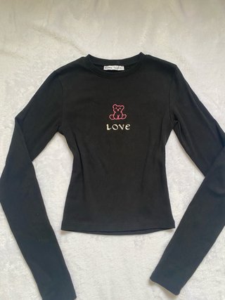 Camiseta negra Bershka con bordado