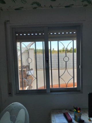 Ventana de Aluminio Corredera con Persiana