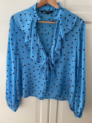 Camisa Zara azul con topos