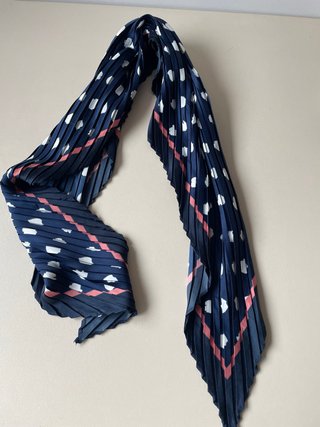 Pañuelo Plisado con Estampado de Topos