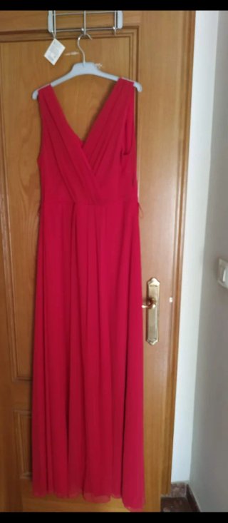 Vestido largo rojo para eventos.